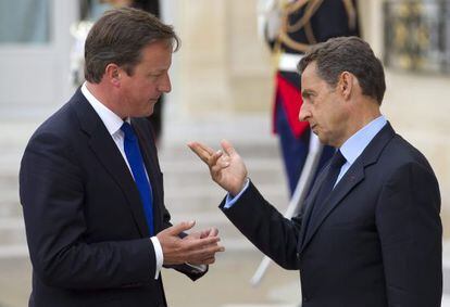 El presidente francés, Nicolás Sarkozy, el primer ministro británico, David Cameron, antes de una conferencia sobre Libia en el Palacio del Elíseo en París, el pasado 1 de septiembre.