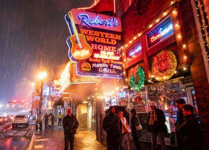 La nieve cae en Broadway, una popular calle turística en Nashville, Tennessee, el 22 de diciembre.