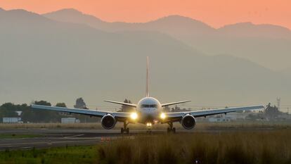 Un avión con insumos médicos, procedente de Estados Unidos de América, arriba al aeropuerto de Toluca en mayo de 2020.