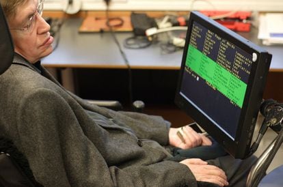 El físico Stephen Hawking, con el sistema de creación de palabras que utilza para comunicarse, en su despacho del Centro de Matemática Aplicada de la Universidad de Cambridge (Reino Unido), el 16 de marzo de 2005. 