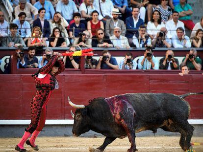 Fernando Sánchez banderillea a un toro de Victorino Martín, el pasado domingo en Las Ventas.