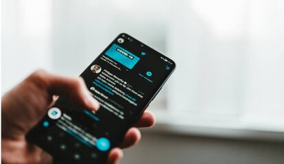 Una persona consulta mensajes sobre la covid-19 en Twitter.