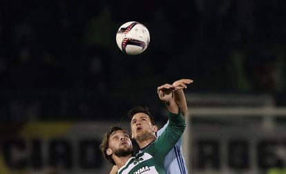 Radoja y Rinaldi disputan un balón por alto.