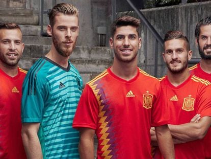 Alba, De Gea, Asensio, Koke i Isco, amb la nova samarreta d'Espanya.
