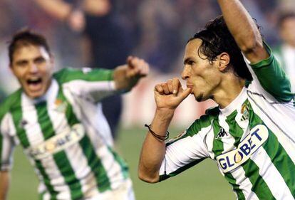 Capi celebra un gol de Betis junto a Joaqu&iacute;n en 2006.