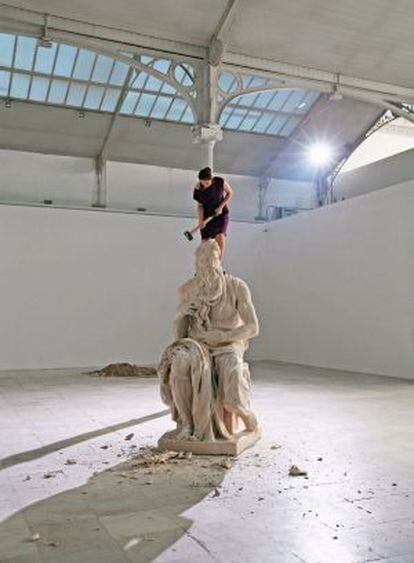 'Habla' (2008), vídeo de Cristina Lucas.