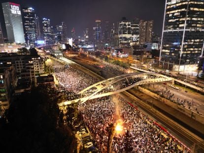 Miles de personas se manifestaban contra la reforma judicial, el pasado marzo en Tel Aviv.