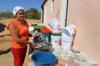  Mujer lava la loza en Pernambuco, noreste brasile&ntilde;o.