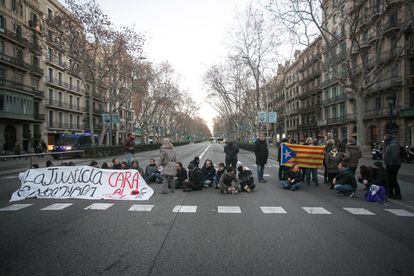 Varias personas se manifiestan en la calle Gran Vía de Barcelona, pidiendo la libertad de los políticos independentistas presos por los actos del 1-O.