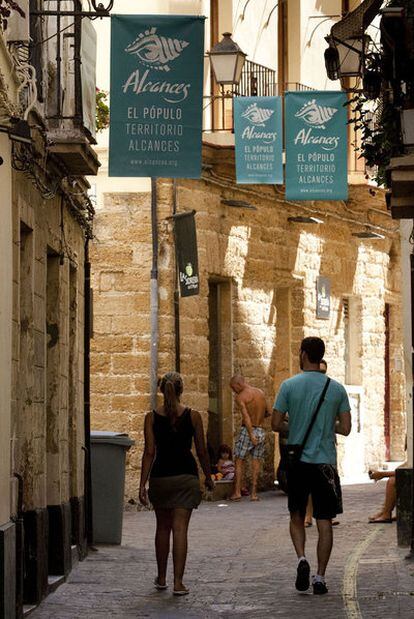 Carteles que anuncian el festival Alcances en una calle de Cádiz.