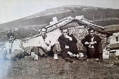 Semana Santa de 1965 en Fraguas, tres años antes de la expropiación. De izquierda a derecha: Isidro Moreno, Víctor, Pedro y Antonio.
