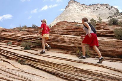 Dos jóvenes caminan por Red Rock, en el parque nacional de Zion.