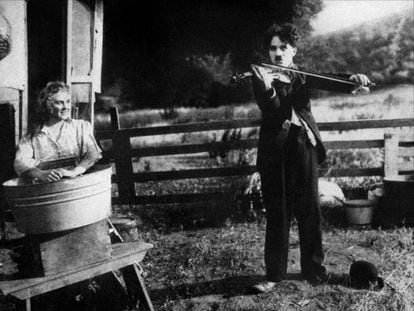Charles Chaplin, en el campamento gitano de 'Charlot, bohemio (The Vagabond)' (1916).