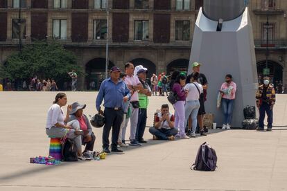 Un grupo de personas se refugia del sol, en el Zócalo de la Ciudad de México, el 10 de junio.
