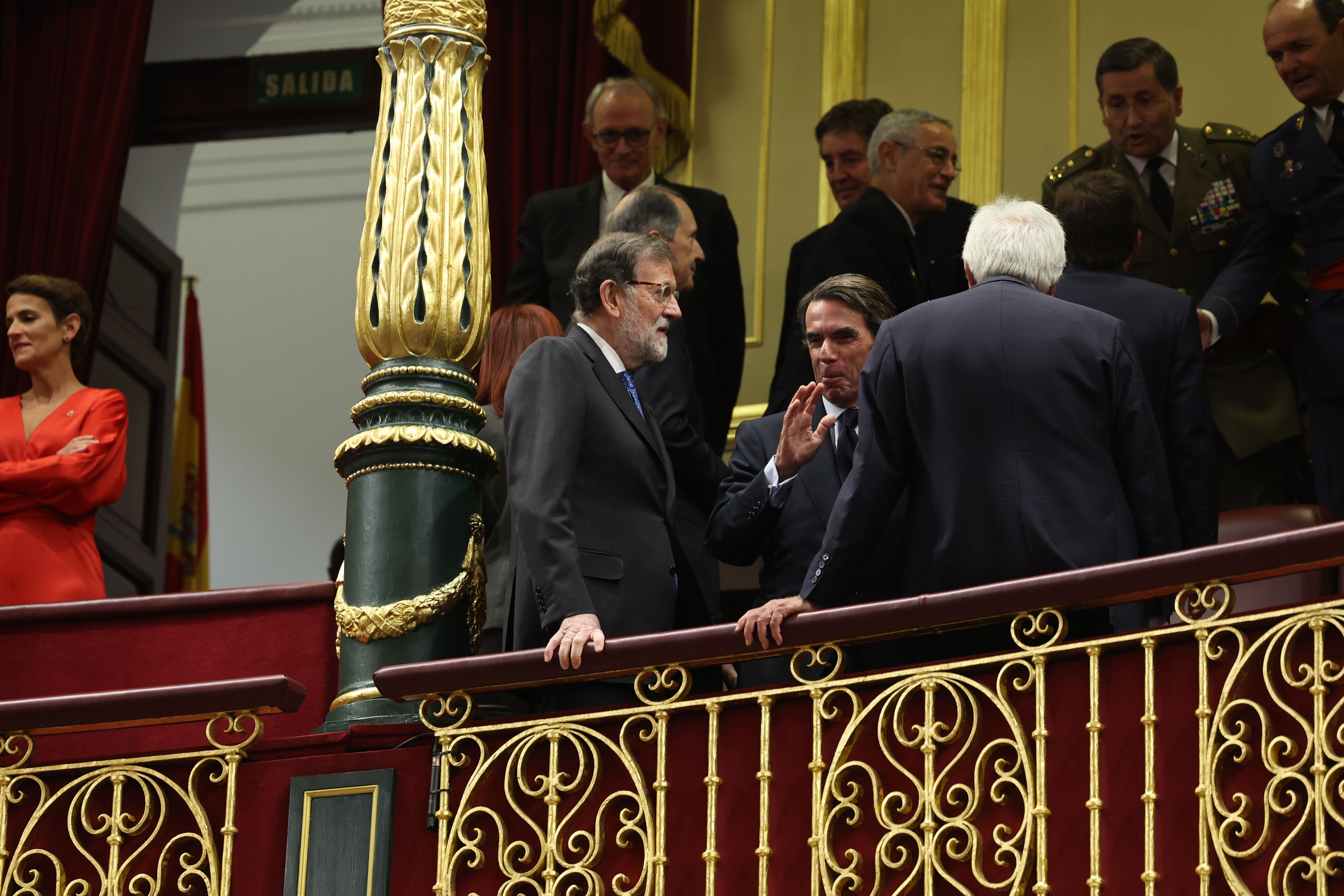 Los expresidentes del Gobierno, Mariano Rajoy, José María Aznar y Felipe González conversan en la tribuna de invitados del Congreso. 
