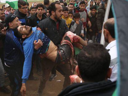 Un joven palestino es trasladado después de haber sido herido durante las protesta frente a la frontera con Israel, el 30 de marzo.