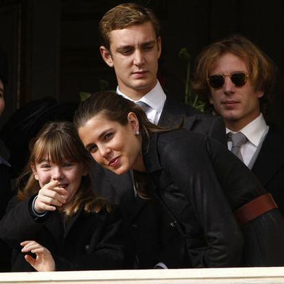 Los hijos de Carolina de Mónaco (de izquierda a derecha), Alejandra, Charlotte, Pierre y Andrea, durante el desfile militar.