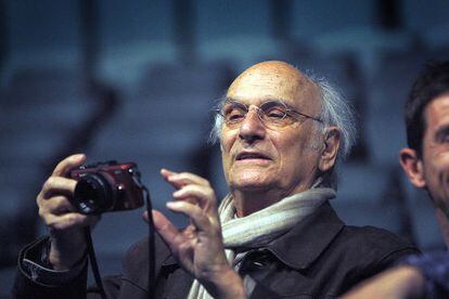 Carlos Saura, con su cámara fotográfica, este domingo en la Filmoteca.