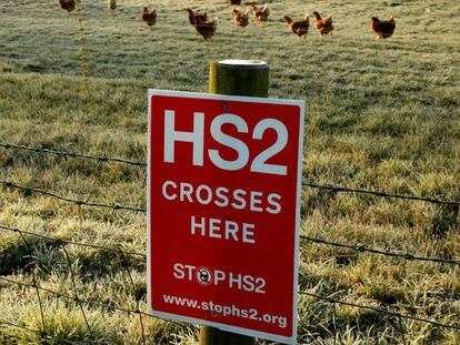 Una pancarta contra el consorcio HS2 que construye la l&iacute;nea AVE que unir&aacute; Londres y el norte de Inglaterra.