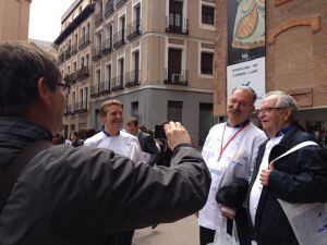 El chef Andoni Luis Aduriz fotografía a sus colegas Pedro Subijana y Juan Mari Arzak, al término de la asamblea en Madrid de Euro-Toques.