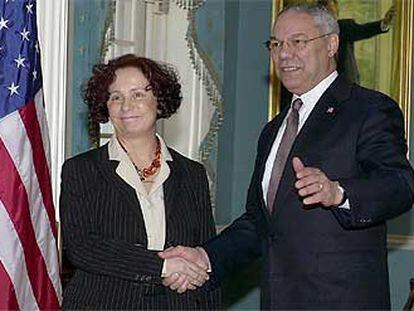 La ministra de Exteriores, Ana Palacio, con su homólogo estadounidense, Colin Powell, en Washington.