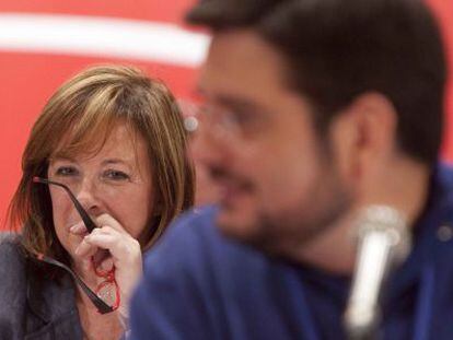 La coordinadora general de EU, Marga Sanz, tras Ignacio Blanco.