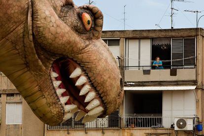 Una espectadora contempla un globo gigante de T-Rex durante un Petaj Tikva (Israel), el 24 de marzo de 2016.