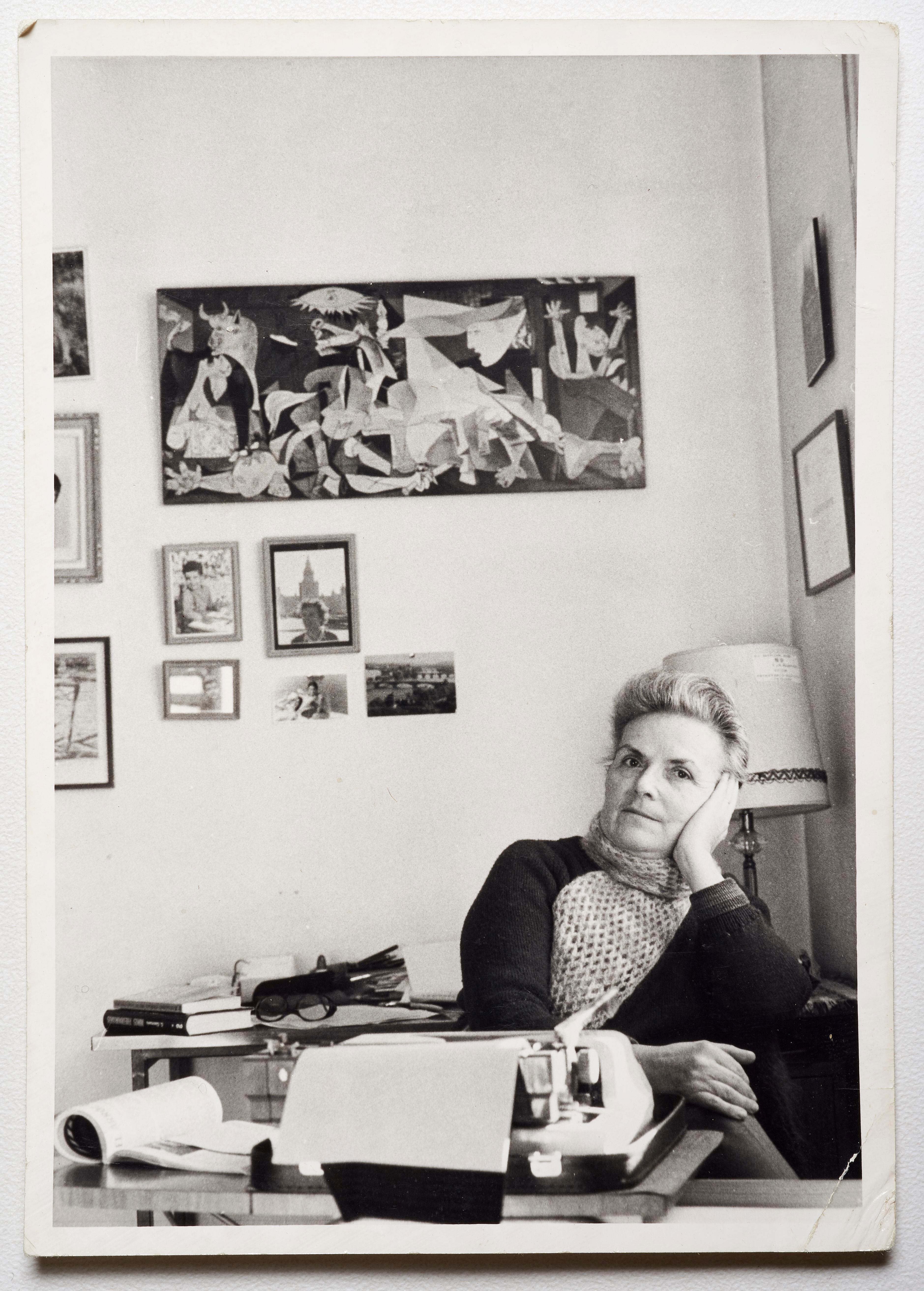 Teresa Pàmies fotografiada en el estudio de su casa, en 1979. / Sergi Pàmies (archivo familiar).