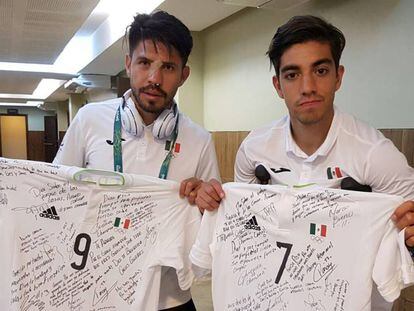 Los futbolistas mexicanos Oribe Peralta (izq) y Rodolfo Pizarro (der).