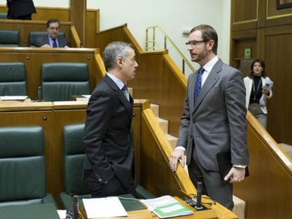I&ntilde;igo Urkullu conversa en el Parlamento con Javier Maroto, alcalde de Vitoria.