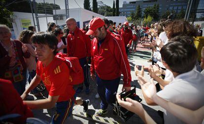 La selección española abandona las instalaciones deportivas donde se juega el mundial ovacionada por el público.