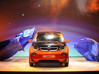 el nuevo coche eléctrico BMWi3 es descubierto durante su presentación mundial en Thames street en Londres (Reino Unido) hoy, lunes 29 de julio de 2013.