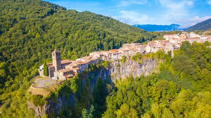 El pueblo Castellfullit de la Roca, en Girona, está ubicado en lo alto de un riscal basáltico del Parque Natural de la Zona Volcánica de la Garrocha.