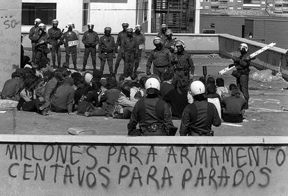 Agentes de la policía con material antidisturbios durante el desalojo del inmueble okupado La Guindalera (Madrid) en marzo de 1997.