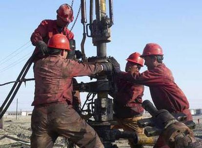 Un grupo de trabajadores de Petrochina en un campo petrolífero del noroeste de China.