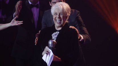 Lola Herrera recibiendo el Max de honor en 2016.