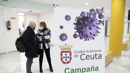 El consejero de Sanidad de Ceuta, Javier Guerrero, y la directora general de Sanidad, Rebeca Benarroch, vacunados contra la covid antes de su turno.