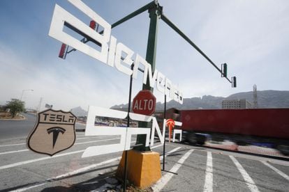 A sign placed at a traffic light in Santa Catalina welcomes the company, in a photograph from this Thursday.