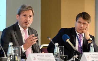 Johannes Hahn, el comisario europeo de Pol&iacute;tica Regional y Vecindad, junto a Markus Beyrer, el director general de Businesseurope, en Riga. 