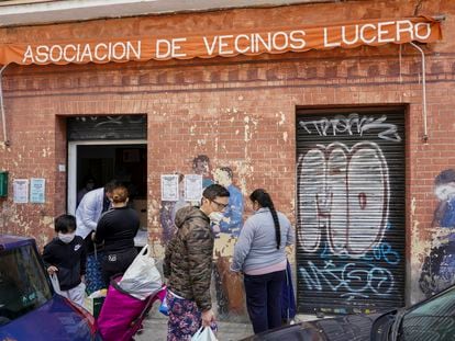 Entrega de alimentos en la Asociación de Vecinos Lucero, en el distrito de Latina