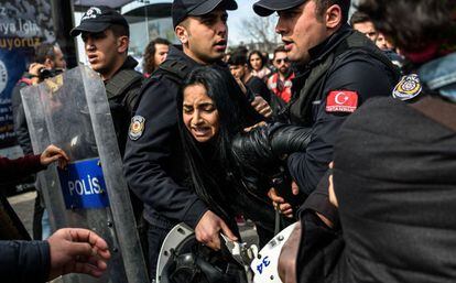 Polic&iacute;as antidisturbios detienen a una mujer durante una marcha en el distrito estambul&iacute; de Kadik&ouml;y para conmemorar el D&iacute;a Internacional de la Mujer, el pasado domingo. 