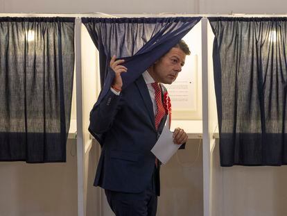 El cabeza de lista de la coalición GSLP-GLP, Fabian Picardo, ejerce su derecho a voto durante las elecciones celebradas este jueves en Gibraltar.