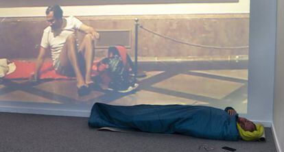 Eugenio Ampudia duerme con su obra 'Donde dormir 1', expuesta en el MAC.