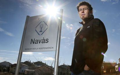Jaume Casals, alcalde de Nav&agrave;s, a la entrada de la poblaci&oacute;n.
