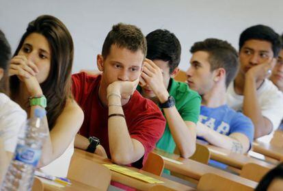 Alumnes fent l'examen de selectivitat a la UAB l'any passat.