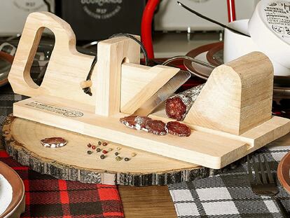 Con un diseño de madera compacto y estiloso, esta cortadora de fiambre se adapta a todo tipo de cocinas. BIOM PARÍS.