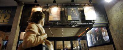 Una mujer pasa delante de los cines Renoir de Cuatro Caminos.