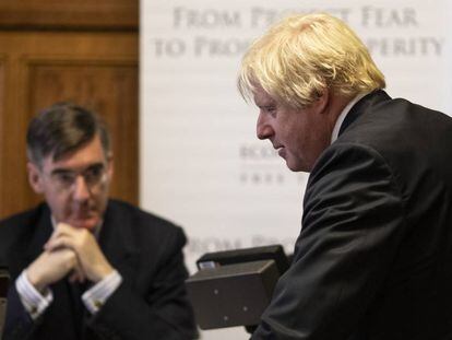 Boris Johnson (en primer plano a la derecha) y Jacob Rees-Mogg asisten este martes a la presentación del informe económico defensor del Brexit