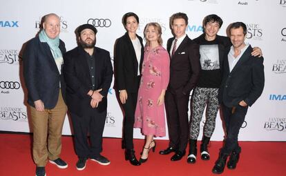 David Yates (i.) y el equipo de 'Animales fantásticos...', en la presentación del filme en Canadá.