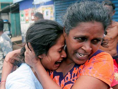 Vecinos de una de las iglesias atacadas, en Colombo (Sri Lanka), dejan sus casas después de que una bomba explotara este lunes mientras los artificieros intentaban desactivarla. REUTERS